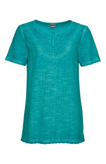 Türkisfarbenes Damen-T-Shirt mit kurzen Ärmeln, Rundhalsausschnitt, dekorativem Muster um den Ausschnitt, gerade geschnittener Saum, lockere Passform