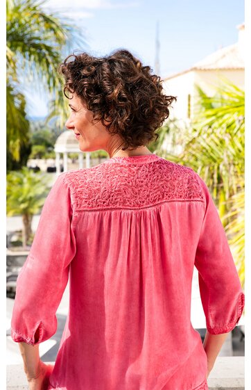 Rosa Bluse mit Spitzenbesatz am oberen Rücken, geraffter Rückenbereich, 3/4-lange Ärmel mit Gummizug, locker sitzend, getragen von seitlich nach hinten gewandter Person