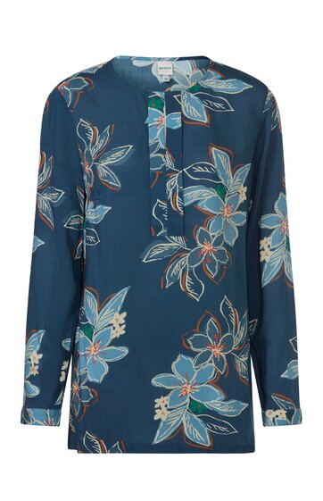 Dunkelblaues Langarmshirt mit floralem Muster in Blau, Weiß, Grün und Orange, Rundhalsausschnitt mit Schlitz, gerade geschnitten