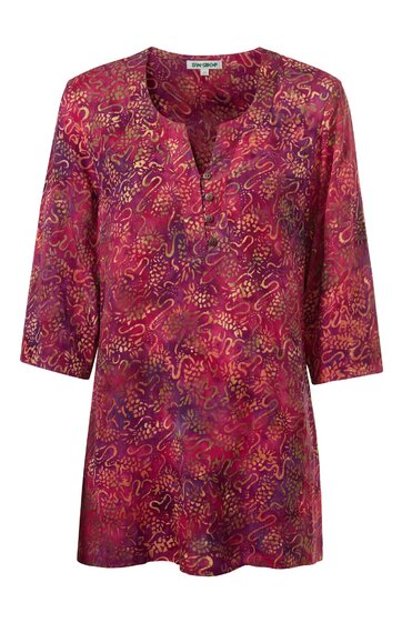 Rotes Damenoberteil mit abstraktem Muster in Gelb und Violett, 3/4-lange Ärmel, Rundhalsausschnitt mit kurzer Knopfleiste, gerade geschnitten