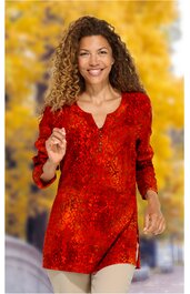 Rotes Langarmshirt mit schwarzem Muster, V-Ausschnitt mit Knopfleiste, gerader Schnitt, getragen von lächelnder stehender Frau vor herbstlichem Hintergrund