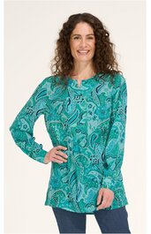 Langärmliges Damenshirt in smaragdgrün mit abstraktem Paisley-Muster, rundem Ausschnitt, gerade geschnitten, getragen von lächelnder Frau mit locker fallendem Haar, locker sitzend