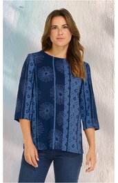 Damenoberteil in Blautönen, gemustert mit floralen Motiven und Punkten, Rundhalsausschnitt, 3/4-Ärmel, gerade geschnitten, getragen von stehender Frau