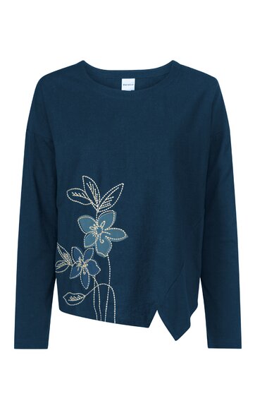 Dunkelblauer Pullover mit rundem Ausschnitt, lange Ärmel, asymmetrischer Saum vorne, linke Seite mit floralem weißen Stickmuster