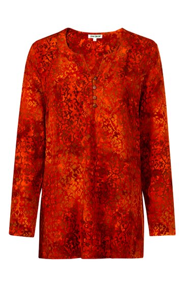 Langärmliges Damenoberteil in rot und orange mit abstraktem Muster, Rundhalsausschnitt mit kurzer Knopfleiste, gerade geschnitten