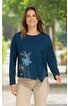 Marineblaues Langarmshirt mit großem hellblauem und weißem Blumendesign auf Vorderseite, Rundhalsausschnitt, asymmetrischer Saum mit Schlitz, getragen von lächelnder stehender Frau, legerer Schnitt