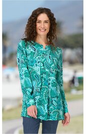 Langärmeliges Oberteil türkis mit abstraktem Muster, Rundhalsausschnitt, gerade geschnitten, getragen von stehender Frau