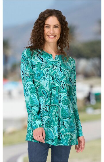 Langärmeliges Oberteil türkis mit abstraktem Muster, Rundhalsausschnitt, gerade geschnitten, getragen von stehender Frau