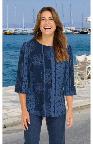 Damenoberteil in dunklem Blau mit grafischem Muster, Rundhalsausschnitt, 3/4-Ärmel, gerade geschnitten, getragen von stehender Frau vor Hafen mit Wasser und Segelbooten