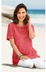 Rotes Kurzarmshirt mit gestricktem Muster am Ausschnitt, Rundhalsausschnitt, lockere Passform, getragen von kniender Frau mit weißen Hosen und Armbändern vor Meereshintergrund