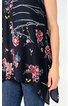 Dunkelblaues ärmelloses Damenoberteil mit mehrfarbigem Blumenmuster und weißen Linien, asymmetrischer Saum, Rundhalsausschnitt, getragen von stehender Person, locker geschnitten
