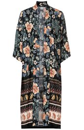 Kimono in dunklem Graublau mit Blumenmuster in Rosatönen, Schwarz und Weiß, V-Ausschnitt, weit geschnitten, 3/4-Ärmel, offene Front, lange Länge, dekorative Bordüre mit geometrischen und floralen Mustern