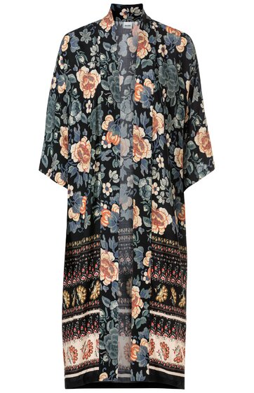 Kimono in dunklem Graublau mit Blumenmuster in Rosatönen, Schwarz und Weiß, V-Ausschnitt, weit geschnitten, 3/4-Ärmel, offene Front, lange Länge, dekorative Bordüre mit geometrischen und floralen Mustern