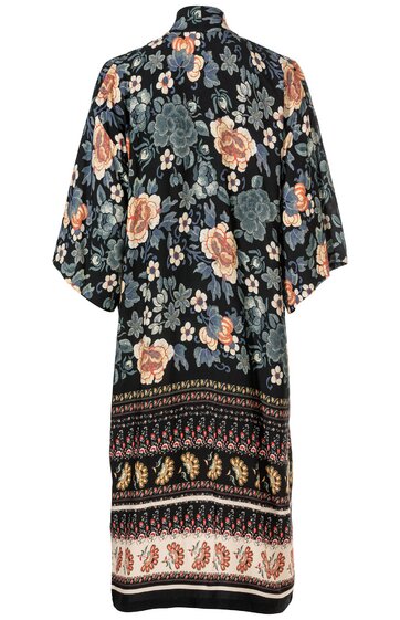 Kimonoähnliches Kleid in Schwarz mit großflächigem Blumenmuster in Rosé und Grau, weite 3/4-Ärmel, Stehkragen, bis knapp unter die Knie, gemusterte Balken mit Paisley- und Blätterdesign am Saum