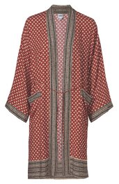Roter Kimono mit weißen Punkten, schwarze, weiße und rote Streifen an Saum, Ärmeln und Taschen, lockere Passform, offene Vorderseite mit Bindegürtel