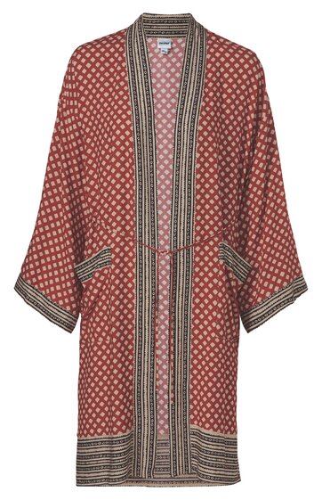 Roter Kimono mit weißen Punkten, schwarze, weiße und rote Streifen an Saum, Ärmeln und Taschen, lockere Passform, offene Vorderseite mit Bindegürtel