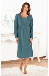 Langärmliges Nachthemd in taubenblau, schlicht, mit quadratischem Ausschnitt und Kellerfalten am Oberteil, knielang, getragen von stehender Frau, lockere Passform