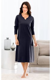 Dunkelblaues, knielanges Kleid mit langem Ärmel, geradem Schnitt, abgerundetem V-Ausschnitt mit kleinem Zierloch, getragen von stehender Frau