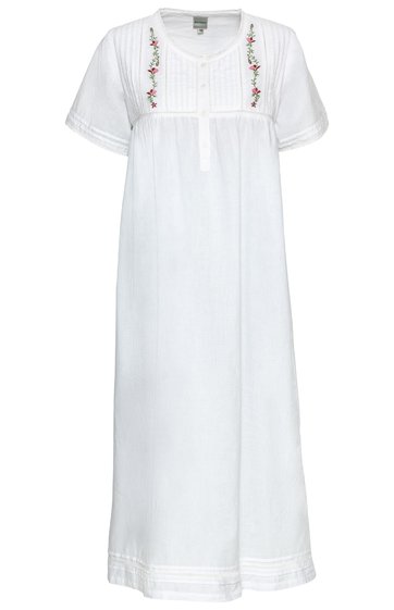 Weißes, knielanges Nachthemd mit kurzen Ärmeln, V-Ausschnitt, senkrechte Zierstreifen vorne, florale Stickereien in Rot und Grün entlang der Brustpartie, lockere Passform