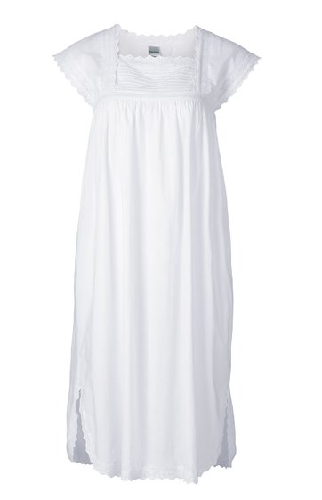 Weißes Nachthemd mit kurzen Ärmeln, Spitzenbesatz am Ausschnitt und Ärmeln, lockere lange Form mit seitlichen Schlitzen, gerade geschnitten