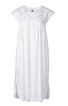 Weißes Nachthemd mit kurzen Ärmeln, Spitzenbesatz am Ausschnitt und Ärmeln, lockere lange Form mit seitlichen Schlitzen, gerade geschnitten