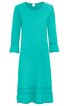 Türkisfarbenes knielanges Kleid, unifarben, Rundhalsausschnitt, dreiviertellange Ärmel mit gehäkeltem Spitzenabschluss, gerader Schnitt, gehäkelte Spitzenbänder am Saum