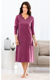 Ärmelloses, midilanges Kleid in altrosa mit geschwungenem V-Ausschnitt, locker sitzend, getragen von stehender Frau