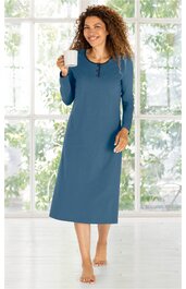 Langärmliges nachtblaues Nachthemd ohne Muster, Rundhalsausschnitt mit Knopfleiste, knöchellang, locker sitzend, getragen von stehender Frau mit Kaffeetasse in der rechten Hand