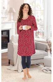 Knielanges, rot geblümtes Nachthemd mit langen Ärmeln, Rundhalsausschnitt, gerade geschnitten, getragen von stehender Frau mit dunklen Locken, dazu dunkelblaue Leggings