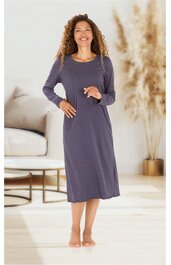 Lila langärmeliges Nachthemd ohne Muster, rundhals, knie- bis wadenlang, lockere Passform, getragen von lächelnder stehender Frau mit Händen vor dem Bauch