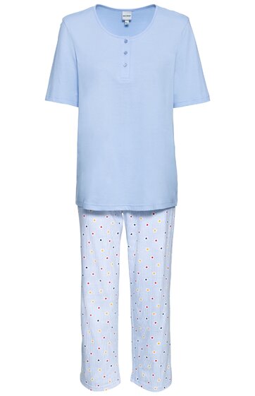 Hellblaues Schlafanzug-Set, kurzärmeliges Oberteil mit Rundhalsausschnitt und drei Knöpfen, hellblaue lange Hose mit buntem Tupfenmuster