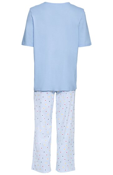 Hellblaues kurzärmliges Oberteil, gerade geschnitten, weiße lange Hose mit kleinem buntem Punktemuster, gerade Form