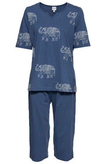 Dunkelblauer Schlafanzug mit kurzen Ärmeln und 3/4-langen Hosen, Elefantenmuster in Hellgrau auf Oberteil und Ärmeln, Rundhalsausschnitt mit kleinem V-Schlitz, gerade geschnitten