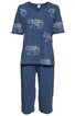 Dunkelblauer Schlafanzug mit kurzen Ärmeln und 3/4-langen Hosen, Elefantenmuster in Hellgrau auf Oberteil und Ärmeln, Rundhalsausschnitt mit kleinem V-Schlitz, gerade geschnitten