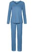Hellblauer Pyjama zweiteilig, langärmliges Oberteil mit V-Ausschnitt und Knopfdetail, lange gerade geschnittene Hose