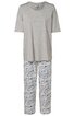 Zweiteiliger Schlafanzug, graues kurzärmeliges Oberteil mit Rundhalsausschnitt, lange weiße Hose mit blauem und rosafarbenem Paisleymuster