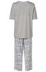 Zweiteiliger Schlafanzug mit grauem kurzärmligem Oberteil ohne Muster, lockere Passform, lange Hose mit mehrfarbigem Paisleymuster, gerade geschnitten, von hinten gezeigt