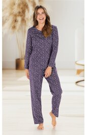Violett-grauer Schlafanzug mit weißen kleinen Blumenmuster, langärmlig, runder Ausschnitt, gerade geschnittene Hose, getragen von stehender Frau, bequeme Passform