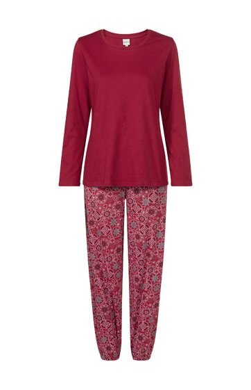 Zweiteiliges Schlafanzug-Set, bestehend aus langärmligem Rundhalsoberteil in Dunkelrot und lang geschnittenen Hose mit floralem Muster in Rot- und Rosa-Tönen, elastischer Bund, gerade geschnitten