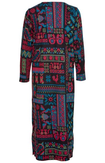 Langärmliges Midikleid in Schwarz mit buntem geometrischem und floralen Muster in Rot, Blau und Grün, Rundhalsausschnitt, gerade geschnitten, seitliche Schlitze am Saum