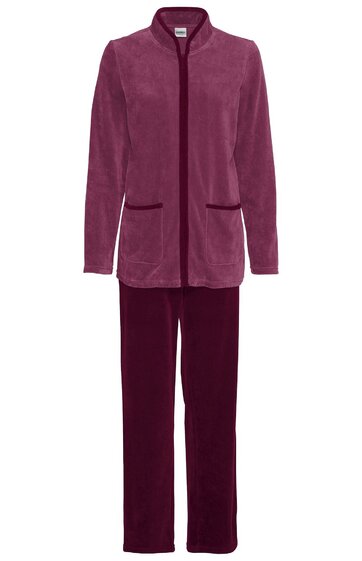 Zweiteiliger Freizeitanzug in verschiedenen Beerentönen, langärmliges Oberteil mit Stehkragen, durchgehender Frontreißverschluss, zwei seitliche Taschen, gerade geschnittene lange Hose