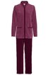 Zweiteiliger Freizeitanzug in verschiedenen Beerentönen, langärmliges Oberteil mit Stehkragen, durchgehender Frontreißverschluss, zwei seitliche Taschen, gerade geschnittene lange Hose
