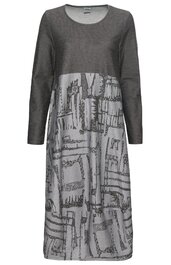 Langes Kleid in Grautönen, Oberteil dunkelgrau, Unterteil hellgrau mit abstraktem, schwarz-weißem Muster, Rundhalsausschnitt, lange Ärmel, gerade geschnitten