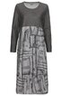 Langes Kleid in Grautönen, Oberteil dunkelgrau, Unterteil hellgrau mit abstraktem, schwarz-weißem Muster, Rundhalsausschnitt, lange Ärmel, gerade geschnitten