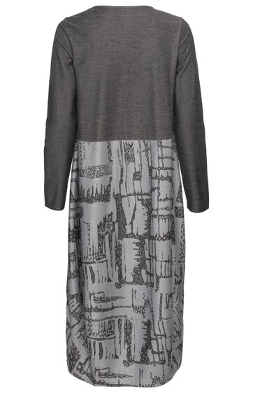 Langärmeliges Kleid in dunkelgrau oben, unterer Teil in hellgrau mit abstraktem schwarzweißem Muster, rundhals, längeres Rückenteil, gerade geschnitten