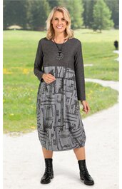 Langarmkleid in dunklem Anthrazit und Hellgrau mit grafischem Muster, Rundhals, knieumspielend, lockere Passform, getragen von stehender Frau mit schwarzen Schnürstiefeln