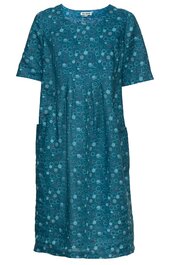 Türkisblaues Kleid mit rundem Ausschnitt, kurzen Ärmeln, leicht taillierter Form, bedruckt mit unregelmäßigen Kreisen in Hell- und Dunkeltönen, zwei seitliche Taschen, knielang