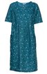 Türkisblaues Kleid mit rundem Ausschnitt, kurzen Ärmeln, leicht taillierter Form, bedruckt mit unregelmäßigen Kreisen in Hell- und Dunkeltönen, zwei seitliche Taschen, knielang