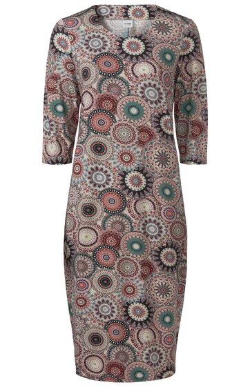 Knielanges Kleid in Beige mit buntem Mandala-Muster in Rot, Grün und Braun, Rundhalsausschnitt, 3/4-Ärmel, gerade geschnitten