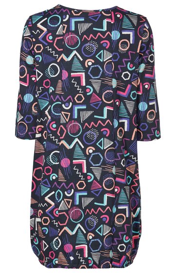 Dunkelblaues Kleid mit buntem geometrischem Muster aus Kreisen, Dreiecken, Linien und Zickzack, Rundhalsausschnitt, 3/4-Ärmel, knielang, gerade geschnitten